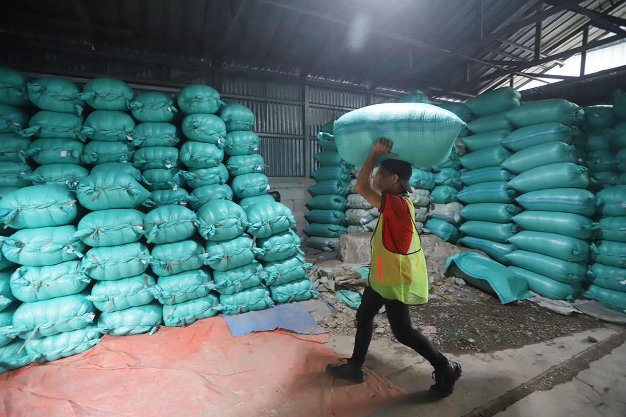 Sejumlah pekerja memilah sampah botol dan galon plastik untuk didaur ulang di Koperasi Pemulung Berdaya,Tangerang Selatan, Banten, Minggu (21/7/2024). (BeritaNasional.com/Oke Atmaja)