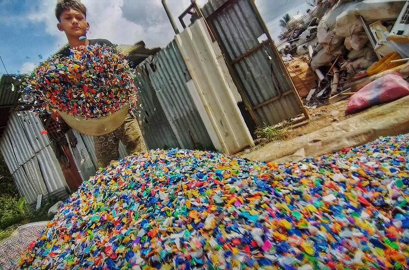 Pekerja memproses sampah dari plartik untuk didaur ulang. (BeritaNasional/Elvis Sendouw)