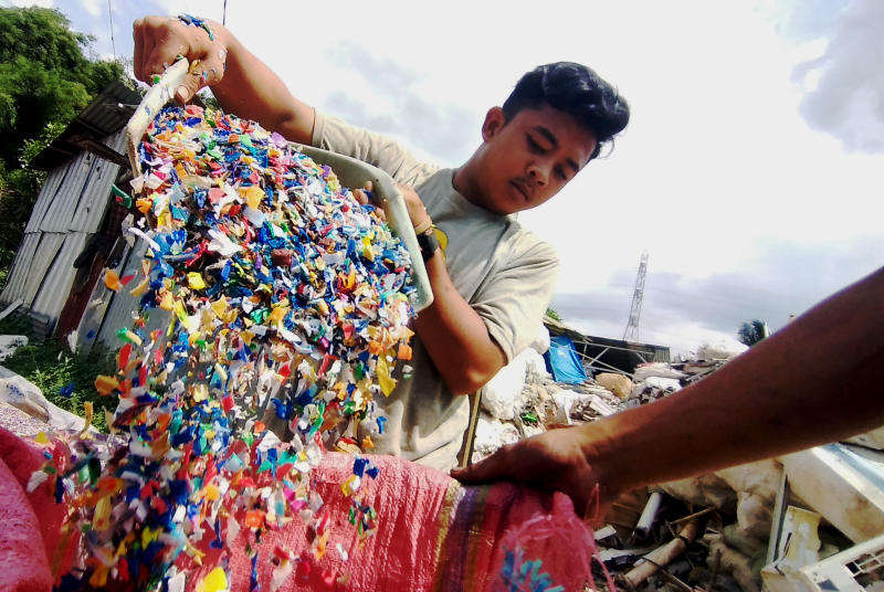 Pekerja memproses sampah dari plartik untuk didaur ulang. (BeritaNasional/Elvis Sendouw)