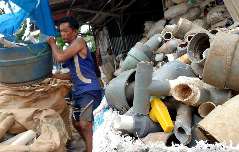 Pekerja memproses sampah dari plartik untuk didaur ulang. (BeritaNasional/Elvis Sendouw)