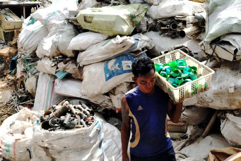 Pekerja memproses sampah dari plartik untuk didaur ulang. (BeritaNasional/Elvis Sendouw)