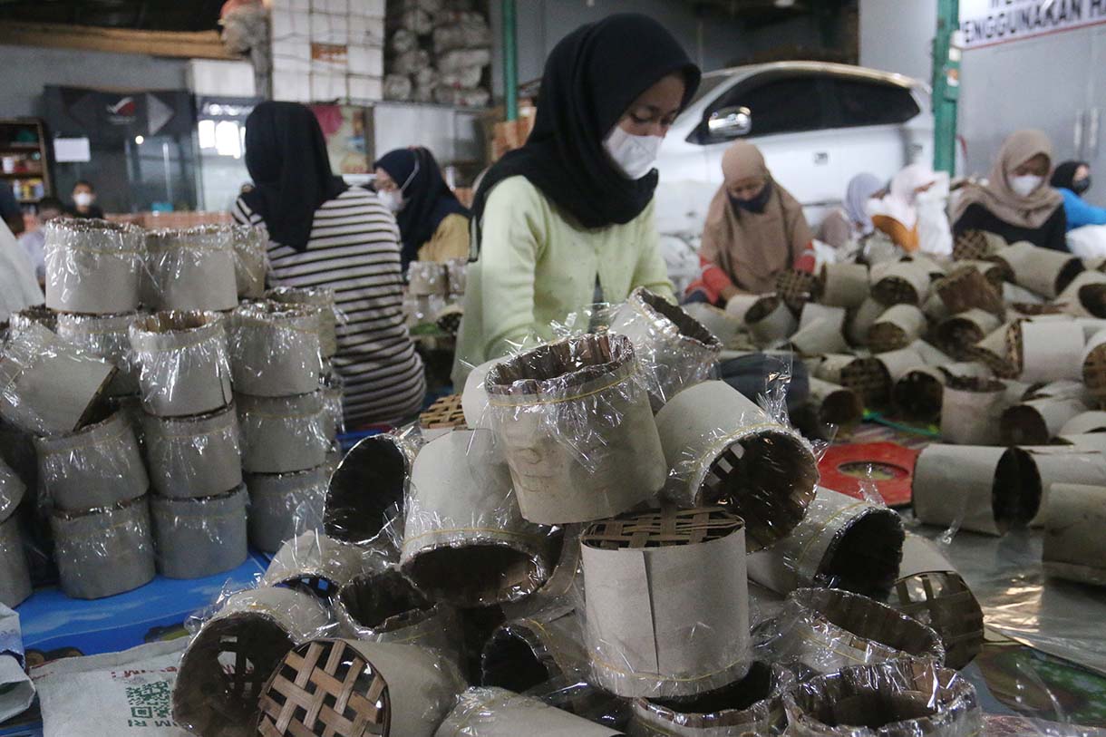 Warga menyelesaikan pembuatan kue keranjang di Pabrik Kue Hoki di kawasan Sawangan, Depok, jawa Barat, Kamis  (23/01/2025).(BeritaNasional.com/Oke Atmaja)