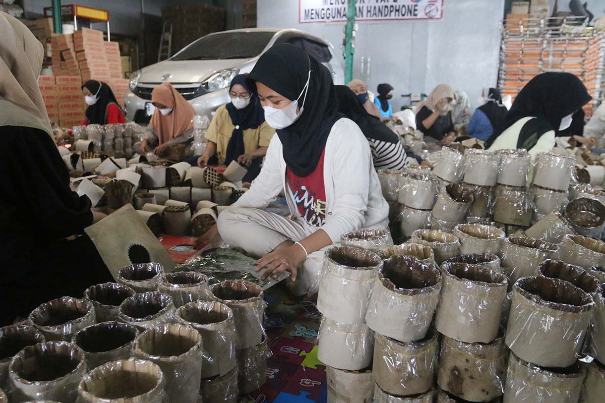 Warga menyelesaikan pembuatan kue keranjang di Pabrik Kue Hoki di kawasan Sawangan, Depok, jawa Barat, Kamis  (23/01/2025).(BeritaNasional.com/Oke Atmaja)