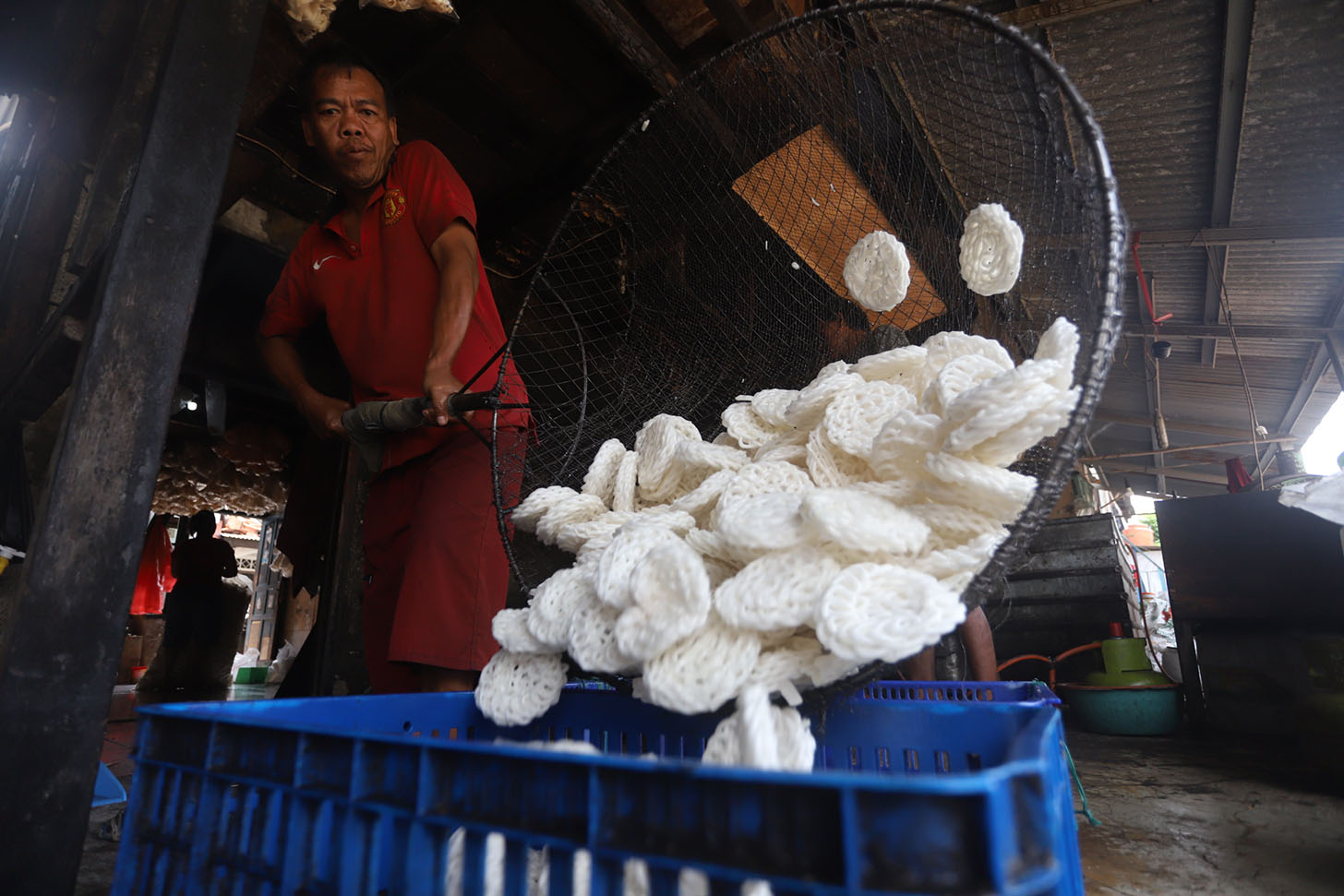 Pekerja menggoreng krupuk di industri rumahan, kawasan Peninggaran, Kebayoran Lama, Jakarta, Jumat (21/6/2024). (BeritaNasional.Com/Oke Atmaja)