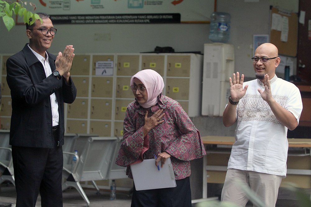Direktur Utama PT ASDP Indonesia Ferry (Persero) periode 2017-2024 Ira Puspadewi (tengah) bersama Direktur Komersial dan Pelayanan PT ASDP periode 2019-2024 Muhammad Yusuf Hadi (kiri), dan Direktur Perencanaan dan Pengembangan PT ASDP periode 2020-2024 Harry Muhammad Adhi Caksono (kanan) resmi bebas. (BeritaNasional/Elvis Sendouw)