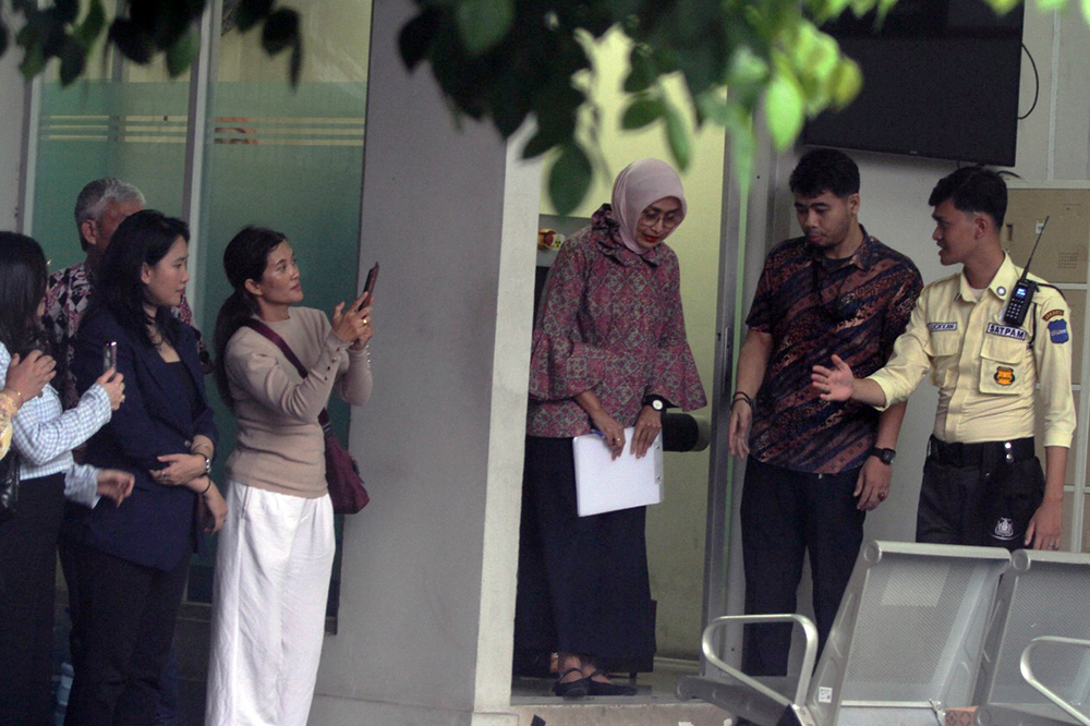 Direktur Utama PT ASDP Indonesia Ferry (Persero) periode 2017-2024 Ira Puspadewi (tengah) bersama Direktur Komersial dan Pelayanan PT ASDP periode 2019-2024 Muhammad Yusuf Hadi (kiri), dan Direktur Perencanaan dan Pengembangan PT ASDP periode 2020-2024 Harry Muhammad Adhi Caksono (kanan) resmi bebas. (BeritaNasional/Elvis Sendouw)