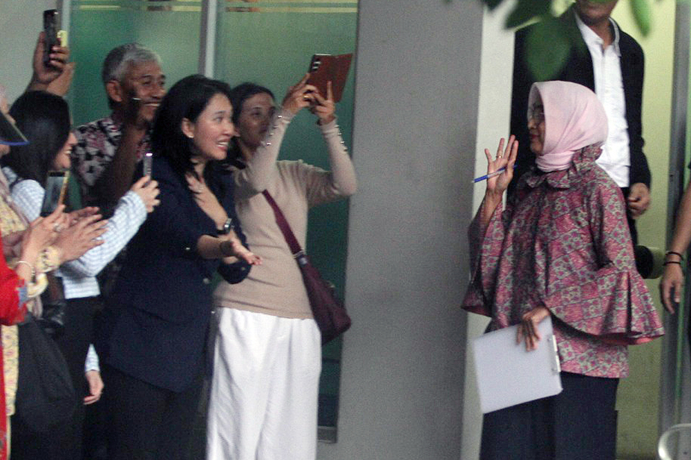 Direktur Utama PT ASDP Indonesia Ferry (Persero) periode 2017-2024 Ira Puspadewi (tengah) bersama Direktur Komersial dan Pelayanan PT ASDP periode 2019-2024 Muhammad Yusuf Hadi (kiri), dan Direktur Perencanaan dan Pengembangan PT ASDP periode 2020-2024 Harry Muhammad Adhi Caksono (kanan) resmi bebas. (BeritaNasional/Elvis Sendouw)