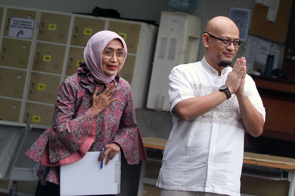Direktur Utama PT ASDP Indonesia Ferry (Persero) periode 2017-2024 Ira Puspadewi (tengah) bersama Direktur Komersial dan Pelayanan PT ASDP periode 2019-2024 Muhammad Yusuf Hadi (kiri), dan Direktur Perencanaan dan Pengembangan PT ASDP periode 2020-2024 Harry Muhammad Adhi Caksono (kanan) resmi bebas. (BeritaNasional/Elvis Sendouw)