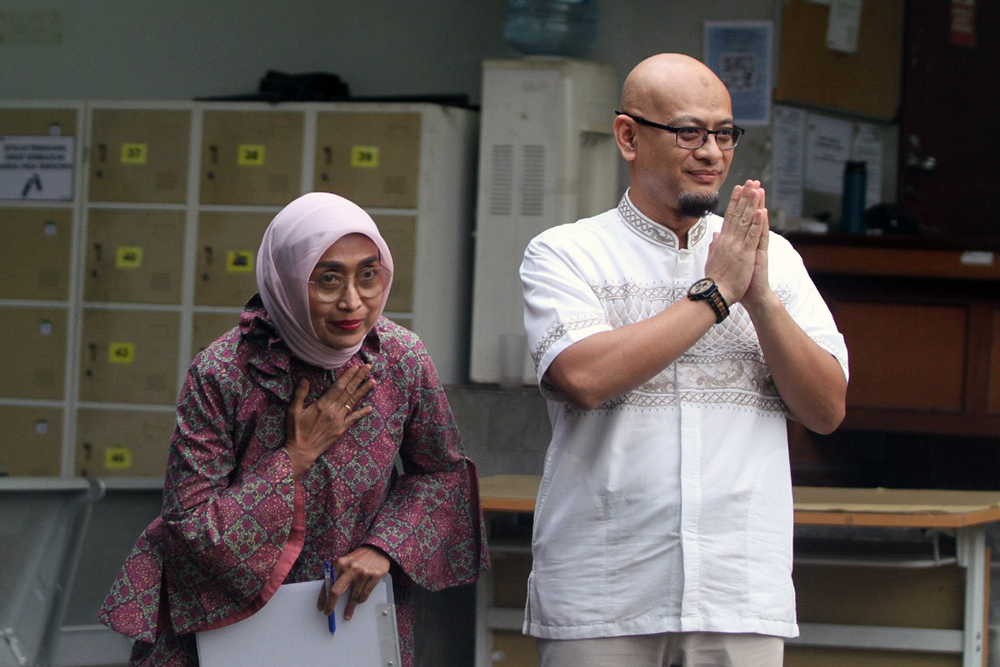 Direktur Utama PT ASDP Indonesia Ferry (Persero) periode 2017-2024 Ira Puspadewi (tengah) bersama Direktur Komersial dan Pelayanan PT ASDP periode 2019-2024 Muhammad Yusuf Hadi (kiri), dan Direktur Perencanaan dan Pengembangan PT ASDP periode 2020-2024 Harry Muhammad Adhi Caksono (kanan) resmi bebas. (BeritaNasional/Elvis Sendouw)