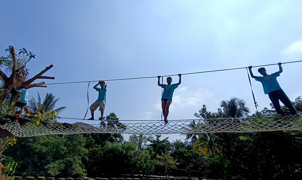 Sejumlah anak bermain "outbond" di Pelita Desa, Ciseeng, Bogor, Jawa Barat. Minggu (5/7/2026). (Berita nasional.com/Oke Atmaja)