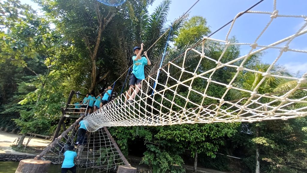 Sejumlah anak bermain "outbond" di Pelita Desa, Ciseeng, Bogor, Jawa Barat. Minggu (5/7/2026). (Berita nasional.com/Oke Atmaja)