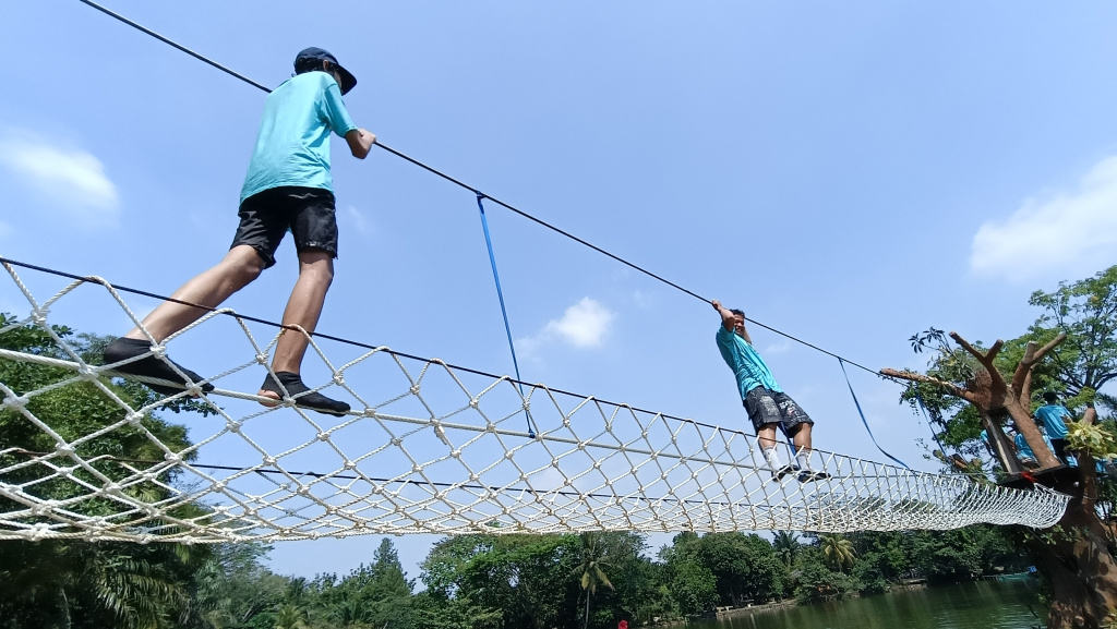 Sejumlah anak bermain "outbond" di Pelita Desa, Ciseeng, Bogor, Jawa Barat. Minggu (5/7/2026). (Berita nasional.com/Oke Atmaja)