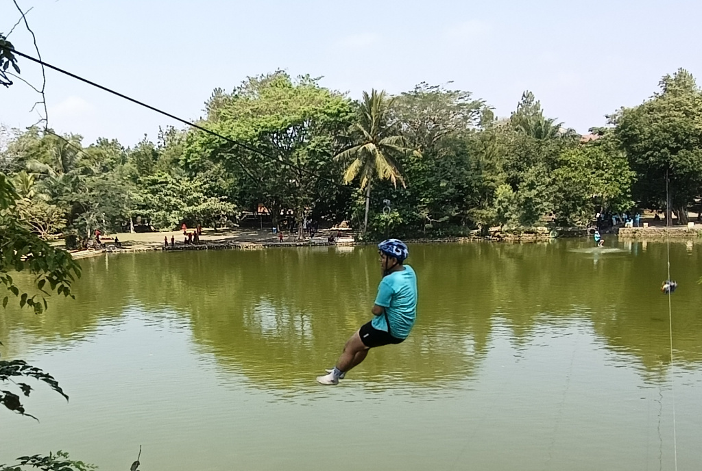 Sejumlah anak bermain "outbond" di Pelita Desa, Ciseeng, Bogor, Jawa Barat. Minggu (5/7/2026). (Berita nasional.com/Oke Atmaja)
