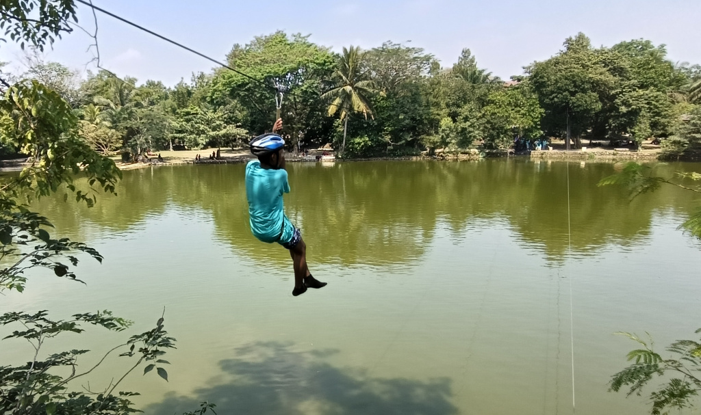 Sejumlah anak bermain "outbond" di Pelita Desa, Ciseeng, Bogor, Jawa Barat. Minggu (5/7/2026). (Berita nasional.com/Oke Atmaja)