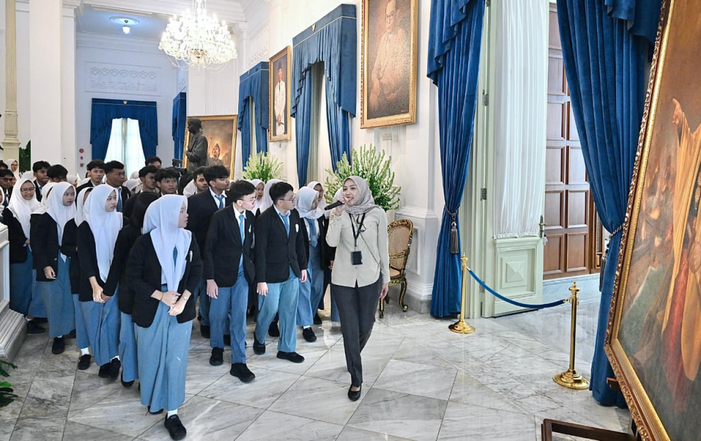 Sekretaris Kabinet (Seskab) Teddy Indra Wijaya (kanan) berbincang dengan siswa Sekolah Menengah Kejuruan Negeri (SMKN) 19 Jakarta Pusat saat berkunjung di Kompleks Istana Kepresidenan, Jakarta, Selasa (7/4/2026). (Biropers)