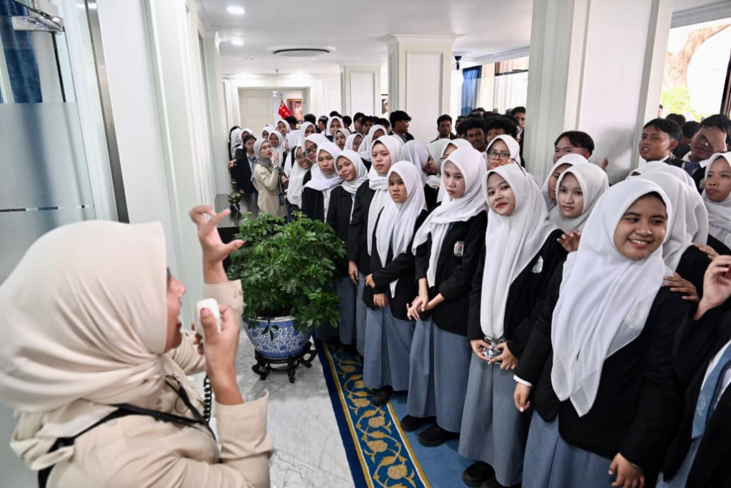 Sekretaris Kabinet (Seskab) Teddy Indra Wijaya (kanan) berbincang dengan siswa Sekolah Menengah Kejuruan Negeri (SMKN) 19 Jakarta Pusat saat berkunjung di Kompleks Istana Kepresidenan, Jakarta, Selasa (7/4/2026). (Biropers)