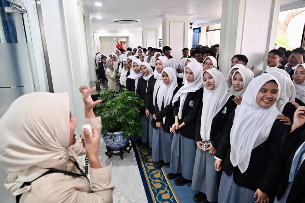 Sekretaris Kabinet (Seskab) Teddy Indra Wijaya (kanan) berbincang dengan siswa Sekolah Menengah Kejuruan Negeri (SMKN) 19 Jakarta Pusat saat berkunjung di Kompleks Istana Kepresidenan, Jakarta, Selasa (7/4/2026). (Biropers)