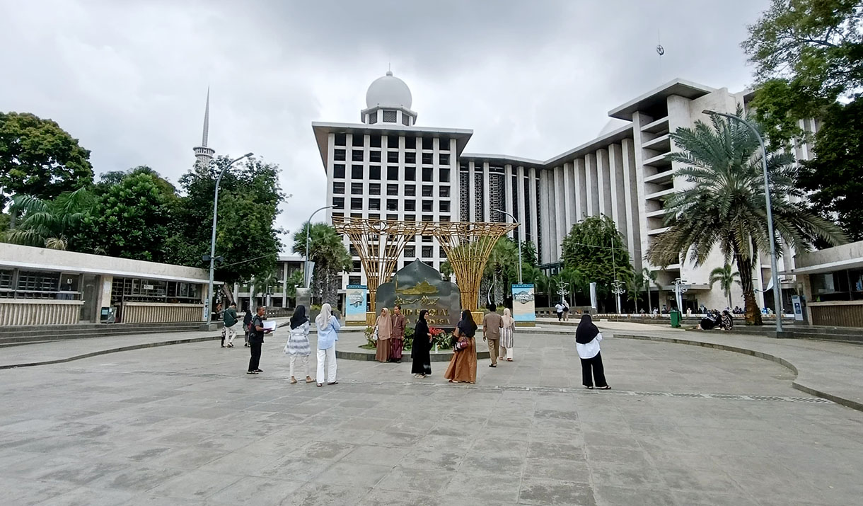 Suasana di Masjid Istiqlal, Jakarta, Selasa (3/2/2025). (Beritanasional.com/OkeAtmaja)