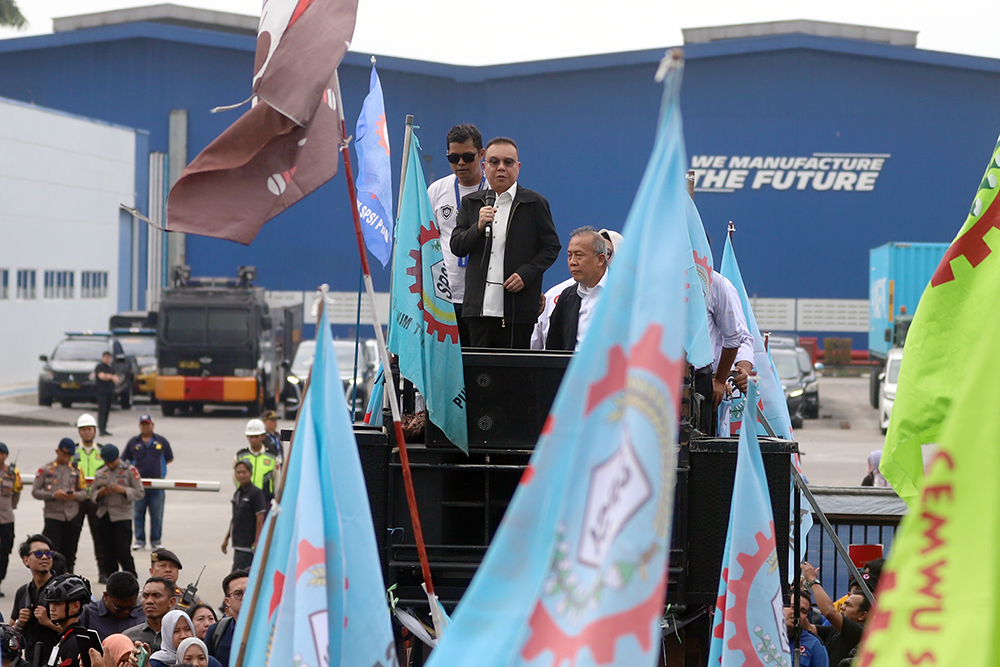 Pimpinan DPR RI Sufmi Dasco Ahmad bersama Saan Mustopa melakukan inspeksi mendadak ke pabrik ban Michelin, PT Multistrada Arah Sarana, di Cikarang, Jawa Barat. (BeritaNasional/Elvis Sendouw)