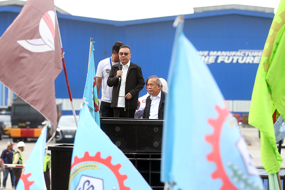 Pimpinan DPR RI Sufmi Dasco Ahmad bersama Saan Mustopa melakukan inspeksi mendadak ke pabrik ban Michelin, PT Multistrada Arah Sarana, di Cikarang, Jawa Barat. (BeritaNasional/Elvis Sendouw)