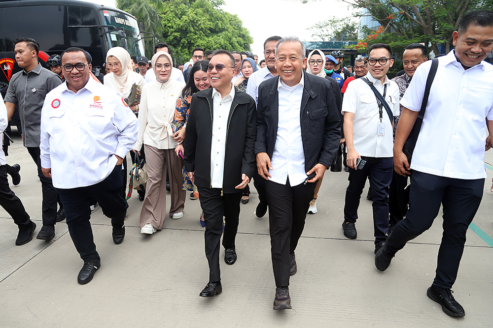 Pimpinan DPR RI Sufmi Dasco Ahmad bersama Saan Mustopa melakukan inspeksi mendadak ke pabrik ban Michelin, PT Multistrada Arah Sarana, di Cikarang, Jawa Barat. (BeritaNasional/Elvis Sendouw)