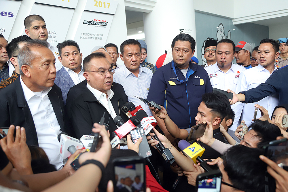 Pimpinan DPR RI Sufmi Dasco Ahmad bersama Saan Mustopa melakukan inspeksi mendadak ke pabrik ban Michelin, PT Multistrada Arah Sarana, di Cikarang, Jawa Barat. (BeritaNasional/Elvis Sendouw)