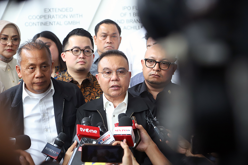 Pimpinan DPR RI Sufmi Dasco Ahmad bersama Saan Mustopa melakukan inspeksi mendadak ke pabrik ban Michelin, PT Multistrada Arah Sarana, di Cikarang, Jawa Barat. (BeritaNasional/Elvis Sendouw)