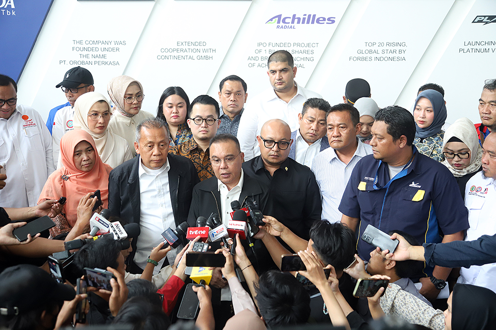 Pimpinan DPR RI Sufmi Dasco Ahmad bersama Saan Mustopa melakukan inspeksi mendadak ke pabrik ban Michelin, PT Multistrada Arah Sarana, di Cikarang, Jawa Barat. (BeritaNasional/Elvis Sendouw)