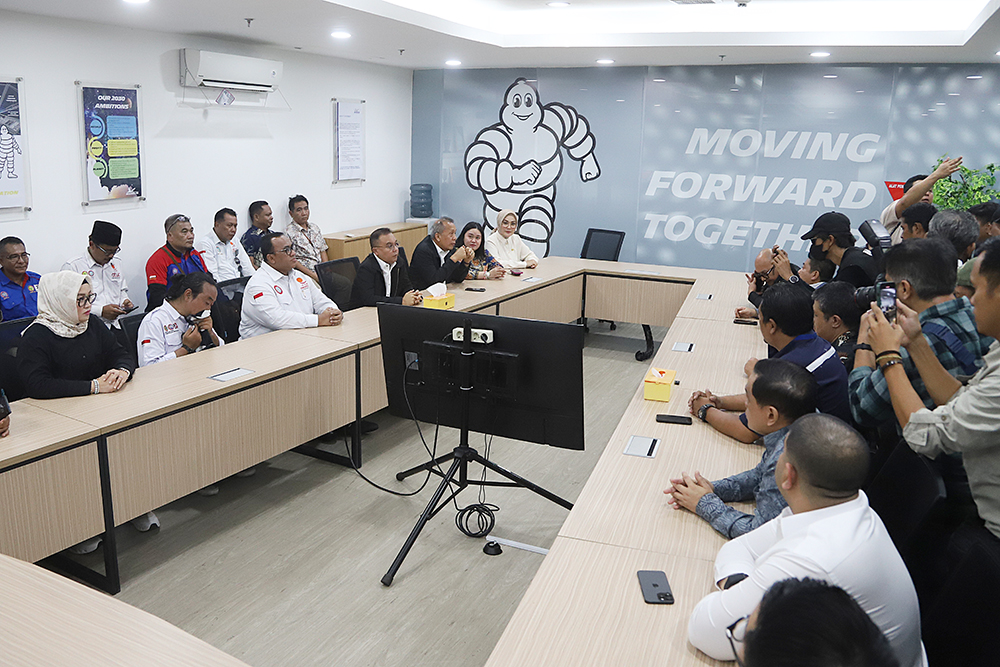 Pimpinan DPR RI Sufmi Dasco Ahmad bersama Saan Mustopa melakukan inspeksi mendadak ke pabrik ban Michelin, PT Multistrada Arah Sarana, di Cikarang, Jawa Barat. (BeritaNasional/Elvis Sendouw)