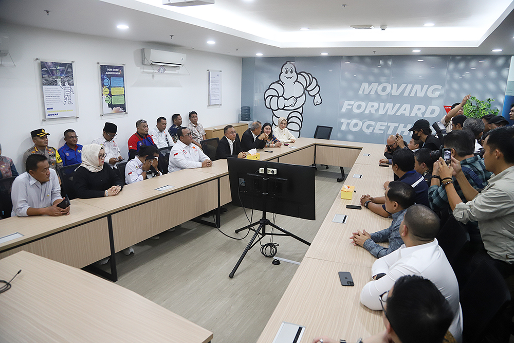 Pimpinan DPR RI Sufmi Dasco Ahmad bersama Saan Mustopa melakukan inspeksi mendadak ke pabrik ban Michelin, PT Multistrada Arah Sarana, di Cikarang, Jawa Barat. (BeritaNasional/Elvis Sendouw)