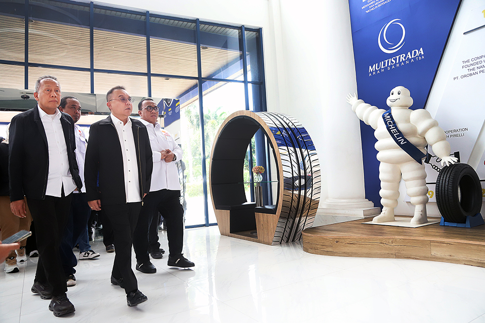 Pimpinan DPR RI Sufmi Dasco Ahmad bersama Saan Mustopa melakukan inspeksi mendadak ke pabrik ban Michelin, PT Multistrada Arah Sarana, di Cikarang, Jawa Barat. (BeritaNasional/Elvis Sendouw)