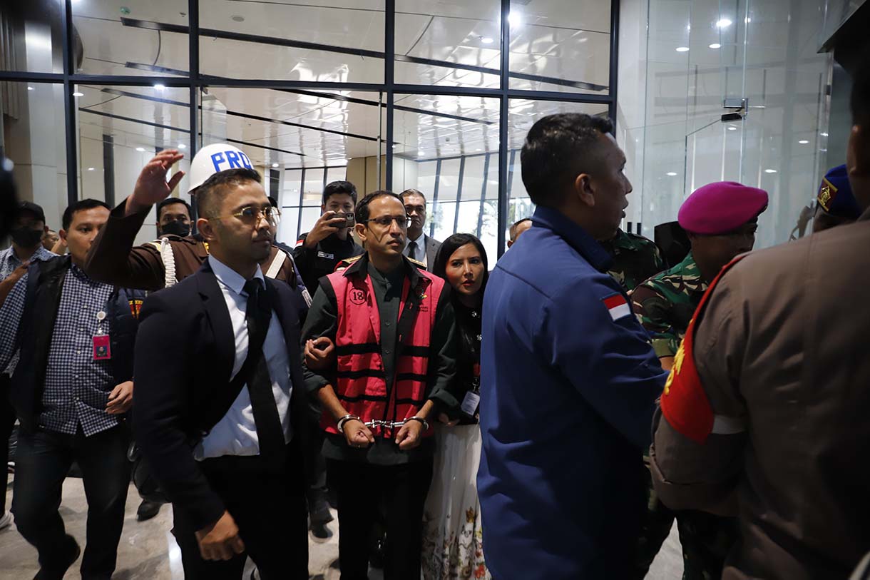 Mantan Menteri Pendidikan, Kebudayaan, Riset dan Teknologi (Mendikbudristek) 2019-2024 Nadiem Makarim (tengah) berjalan menuju mobil tahanan usai pemeriksaan di Jampidsus, Kejaksaan Agung, Jakarta, Kamis (4/9/2025). (Beritanasional.com/Oke Atmaja)