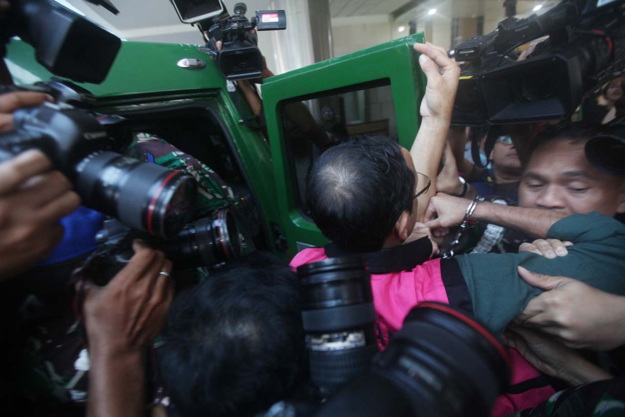 Mantan Menteri Pendidikan, Kebudayaan, Riset dan Teknologi (Mendikbudristek) 2019-2024 Nadiem Makarim (tengah) berjalan menuju mobil tahanan usai pemeriksaan di Jampidsus, Kejaksaan Agung, Jakarta, Kamis (4/9/2025). (Beritanasional.com/Oke Atmaja)
