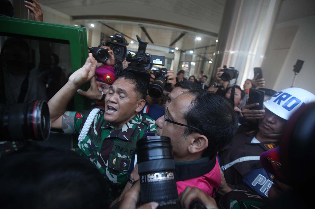 Mantan Menteri Pendidikan, Kebudayaan, Riset dan Teknologi (Mendikbudristek) 2019-2024 Nadiem Makarim (tengah) berjalan menuju mobil tahanan usai pemeriksaan di Jampidsus, Kejaksaan Agung, Jakarta, Kamis (4/9/2025). (Beritanasional.com/Oke Atmaja)