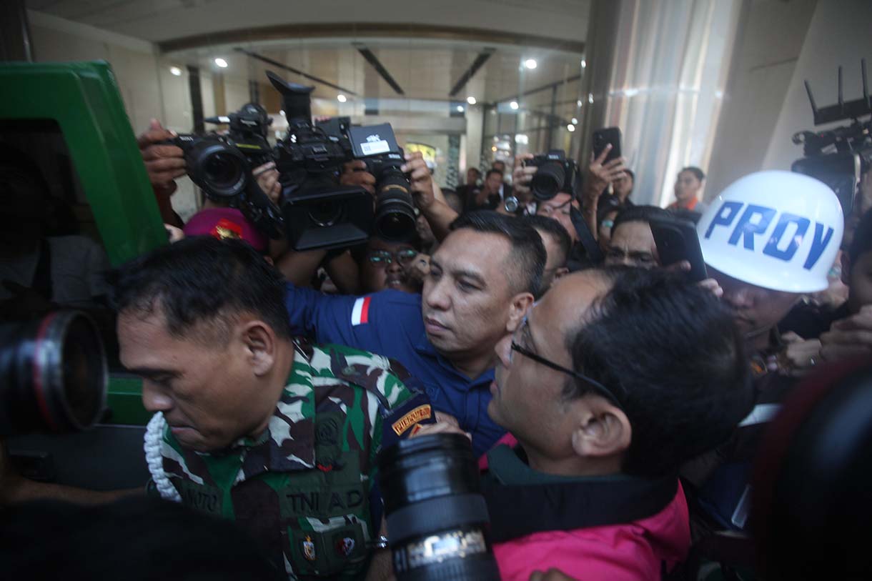 Mantan Menteri Pendidikan, Kebudayaan, Riset dan Teknologi (Mendikbudristek) 2019-2024 Nadiem Makarim (tengah) berjalan menuju mobil tahanan usai pemeriksaan di Jampidsus, Kejaksaan Agung, Jakarta, Kamis (4/9/2025). (Beritanasional.com/Oke Atmaja)