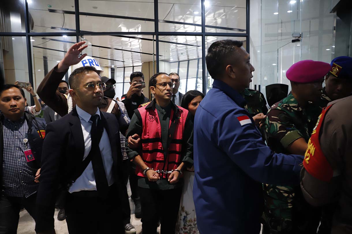 Mantan Menteri Pendidikan, Kebudayaan, Riset dan Teknologi (Mendikbudristek) 2019-2024 Nadiem Makarim (tengah) berjalan menuju mobil tahanan usai pemeriksaan di Jampidsus, Kejaksaan Agung, Jakarta, Kamis (4/9/2025). (Beritanasional.com/Oke Atmaja)