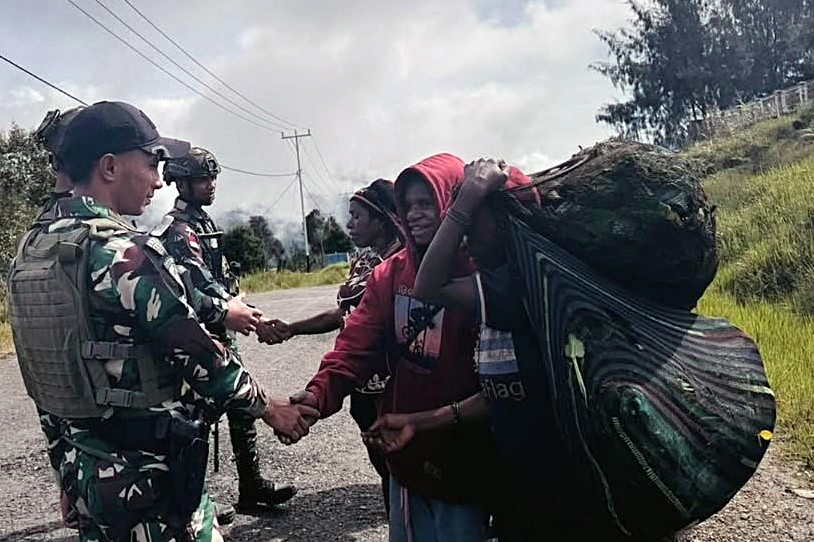 Satgas Yonif 509 Kostrad melaksanakan patroli keamanan dan menyapa warga. (BeritaNasional/Elvis Sendouw/HO Puspen TNI AD)