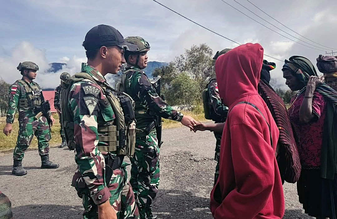 Satgas Yonif 509 Kostrad melaksanakan patroli keamanan dan menyapa warga. (BeritaNasional/Elvis Sendouw/HO Puspen TNI AD)