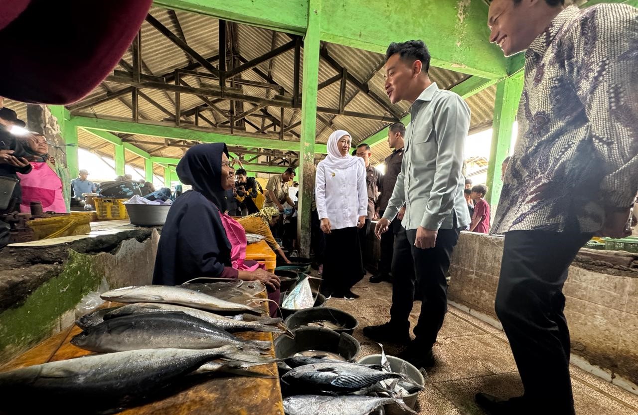 Wapres Gibran Rakabuming Raka meninjau aktivitas perdagangan di Pasar Gelondong Gede, Kabupaten Tuban. (BeritaNasional/Elvis/HO Setwapres)