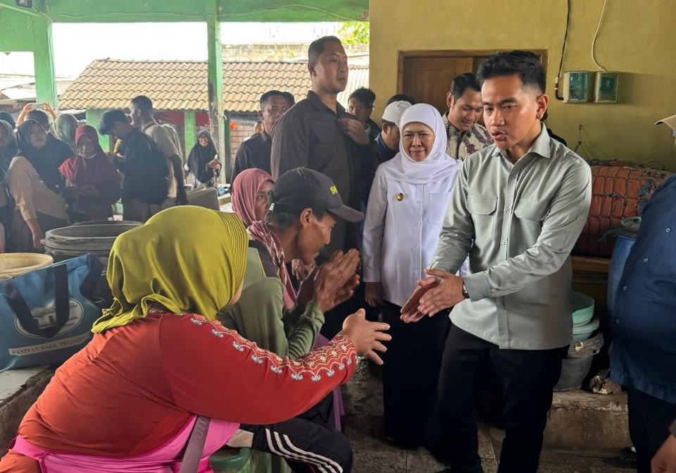 Wapres Gibran Rakabuming Raka meninjau aktivitas perdagangan di Pasar Gelondong Gede, Kabupaten Tuban. (BeritaNasional/Elvis/HO Setwapres)