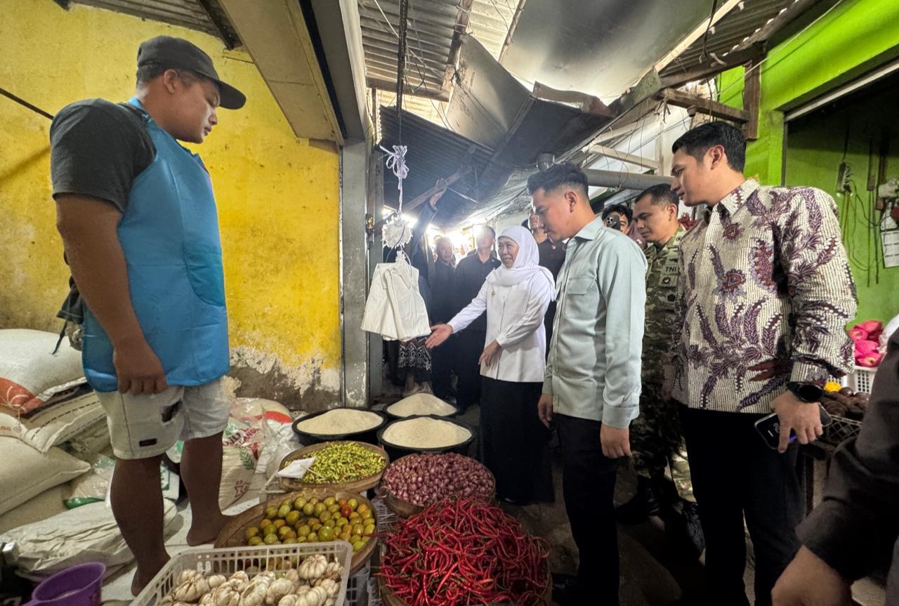 Wapres Gibran Rakabuming Raka meninjau aktivitas perdagangan di Pasar Gelondong Gede, Kabupaten Tuban. (BeritaNasional/Elvis/HO Setwapres)