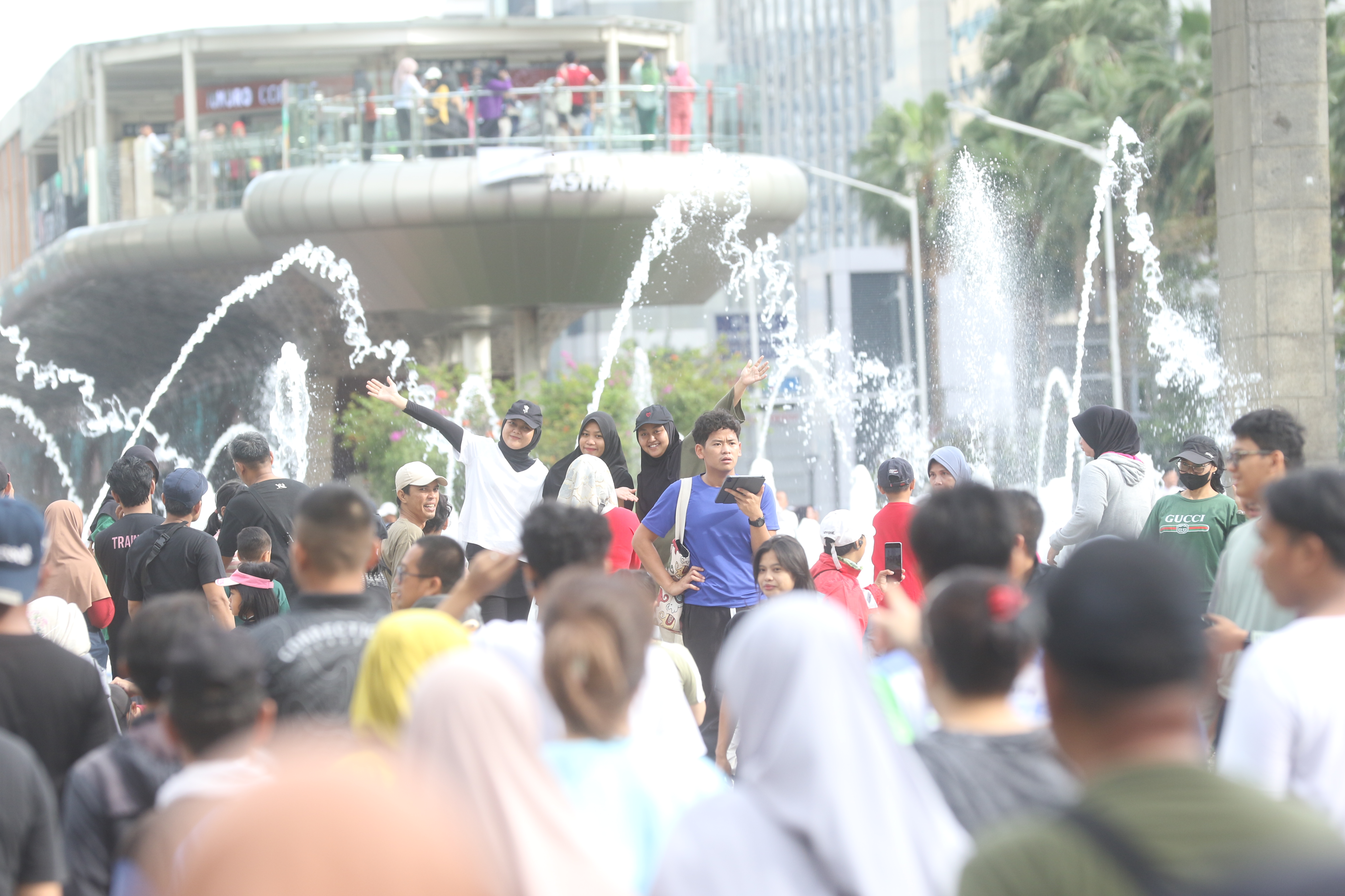 Warga berolahraga saat Hari Bebas Kendaraan Bermotor (HBKB) di Kawasan Bundaran HI, Jakarta, Minggu (23/11/2025). (Beritanasional.com/Oke Atmaja)