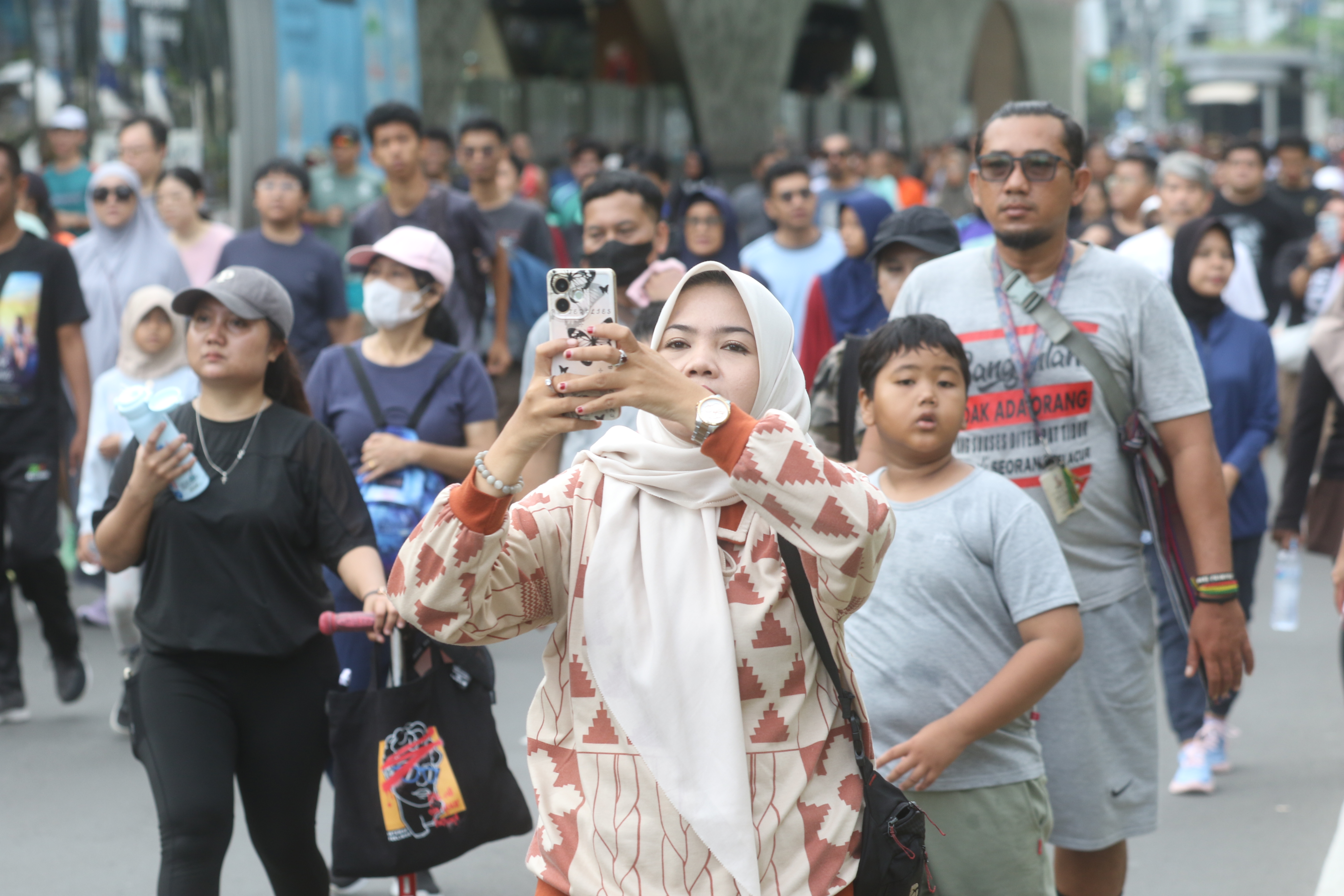 Warga berolahraga saat Hari Bebas Kendaraan Bermotor (HBKB) di Kawasan Bundaran HI, Jakarta, Minggu (23/11/2025). (Beritanasional.com/Oke Atmaja)