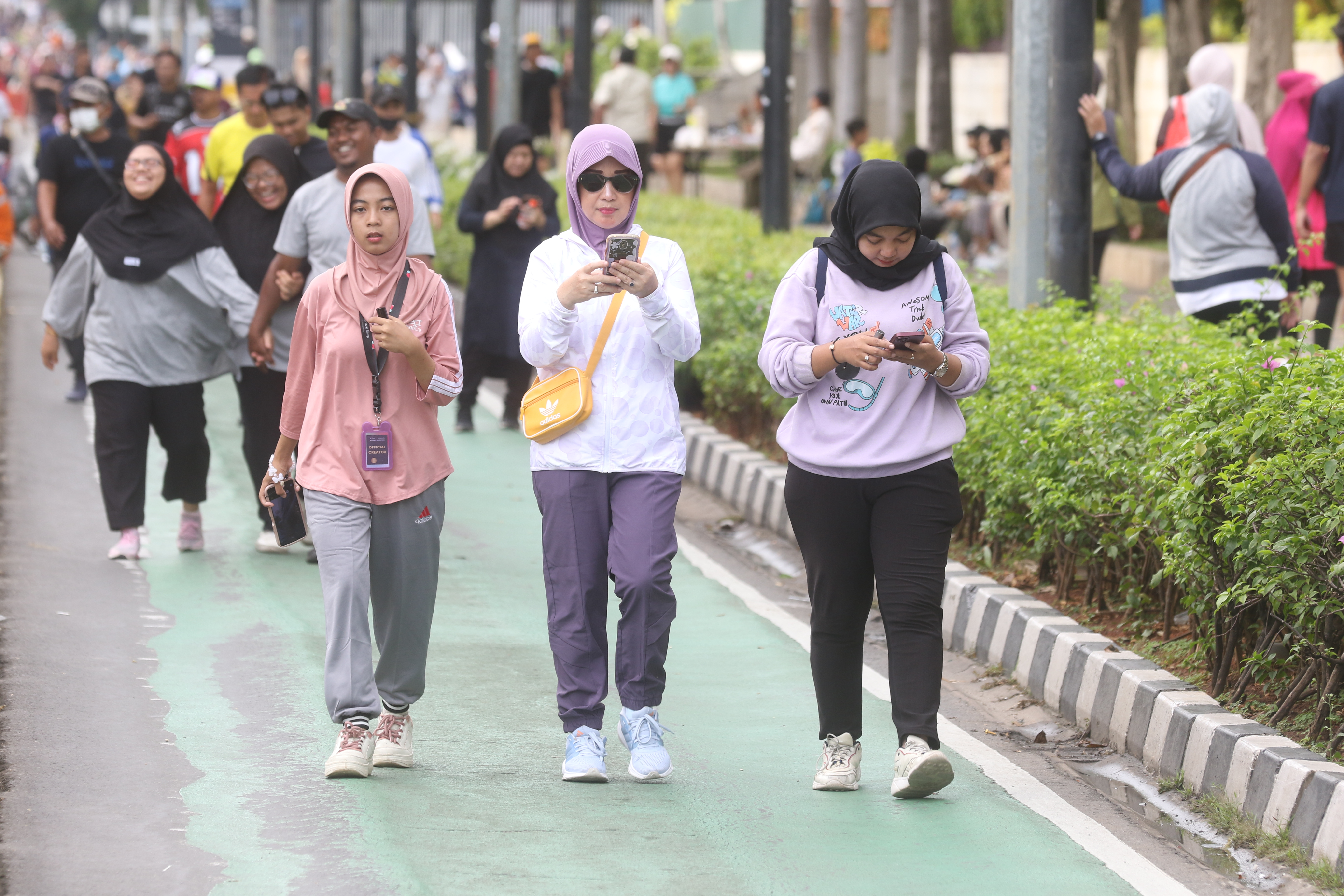 Warga berolahraga saat Hari Bebas Kendaraan Bermotor (HBKB) di Kawasan Bundaran HI, Jakarta, Minggu (23/11/2025). (Beritanasional.com/Oke Atmaja)