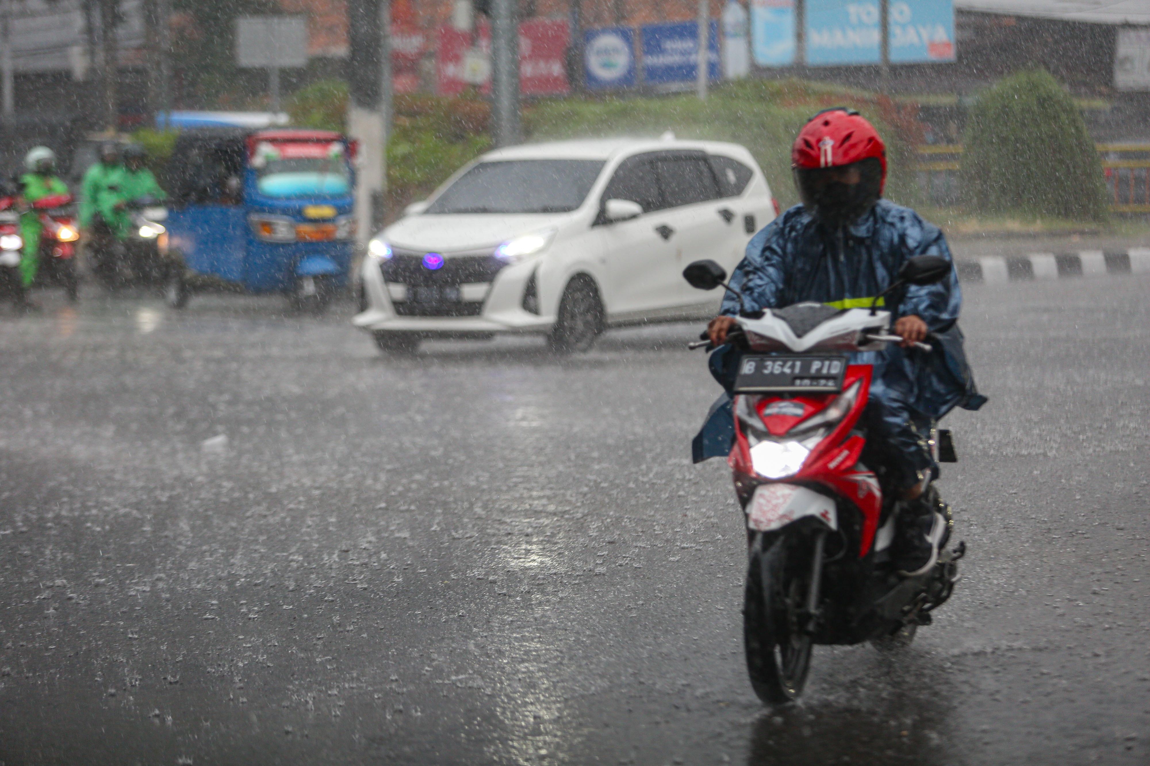 Pengendara melintas di jalan Slipi saa hujan lebat turun di Jakarta, Rabu (24/9/2024).  (BeritaNasional.com/Oke Atmaja)