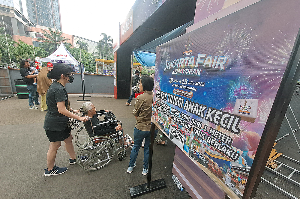 Jakarta Fair 2025 Sediakan Kebijakan Tiket Gratis untuk Lansia dan Anak-anak Pengunjung berdatangan ke Jakarta Fair 2025. (BeritaNasional/Elvis Sendouw)