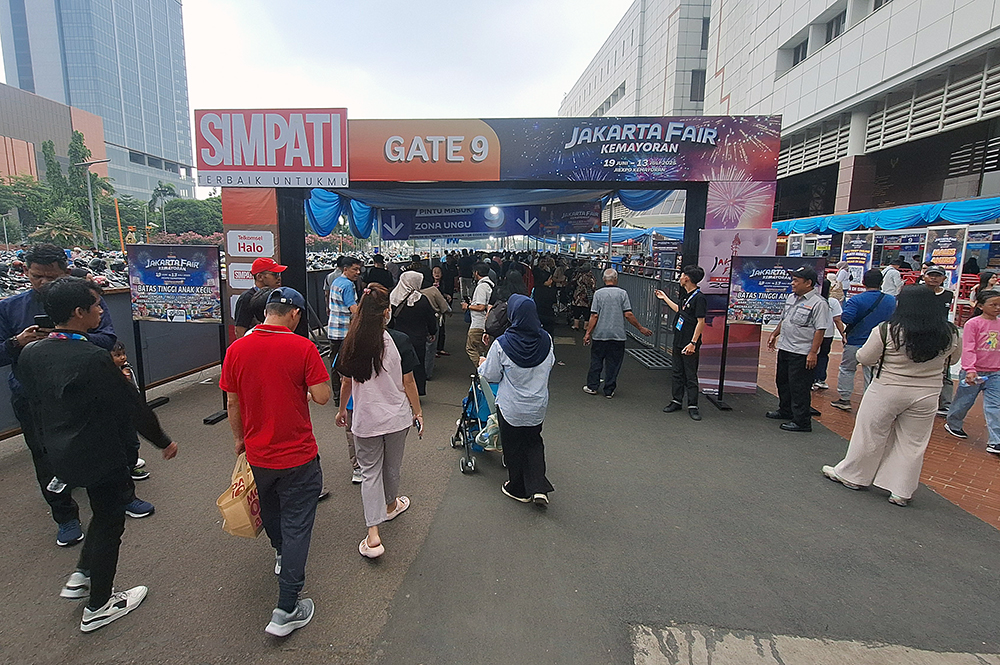 Jakarta Fair 2025 Sediakan Kebijakan Tiket Gratis untuk Lansia dan Anak-anak Pengunjung berdatangan ke Jakarta Fair 2025. (BeritaNasional/Elvis Sendouw)