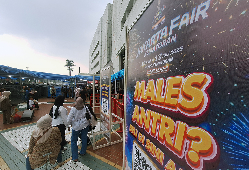 Jakarta Fair 2025 Sediakan Kebijakan Tiket Gratis untuk Lansia dan Anak-anak Pengunjung berdatangan ke Jakarta Fair 2025. (BeritaNasional/Elvis Sendouw)