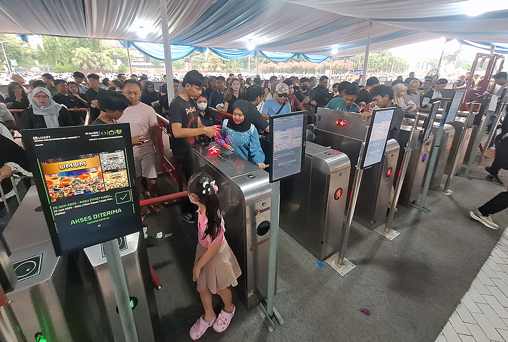 Jakarta Fair 2025 Sediakan Kebijakan Tiket Gratis untuk Lansia dan Anak-anak Pengunjung berdatangan ke Jakarta Fair 2025. (BeritaNasional/Elvis Sendouw)