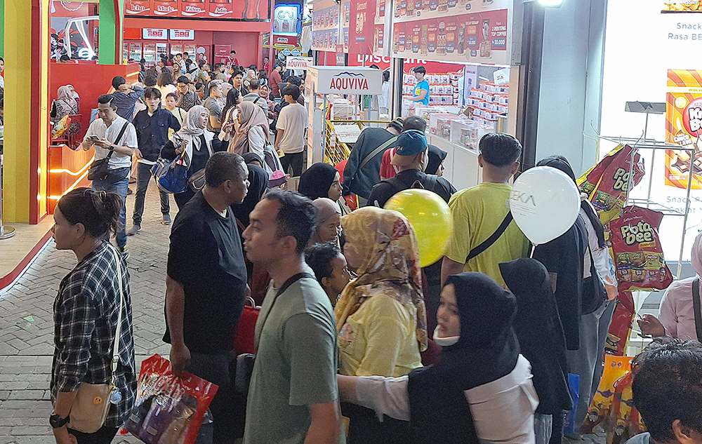 Jakarta Fair 2025 Sediakan Kebijakan Tiket Gratis untuk Lansia dan Anak-anak Pengunjung berdatangan ke Jakarta Fair 2025. (BeritaNasional/Elvis Sendouw)